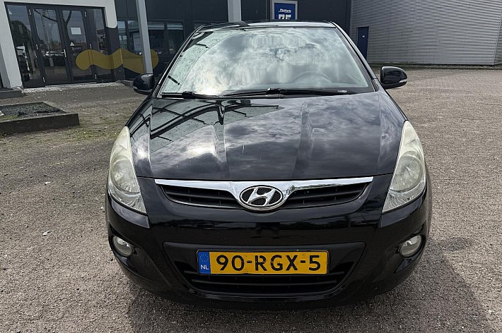 Hyundai i20 1.2i i-Motion AIRCO, TREKHAAK, ELECTR RAMEN EN SPIEGELS, RIJDT PRIMA, SCHAAFPLEKJE LINKS ACHTER, BOEKJES AANWEZIG