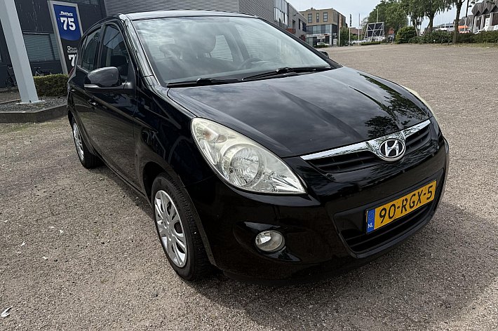 Hyundai i20 1.2i i-Motion AIRCO, TREKHAAK, ELECTR RAMEN EN SPIEGELS, RIJDT PRIMA, SCHAAFPLEKJE LINKS ACHTER, BOEKJES AANWEZIG