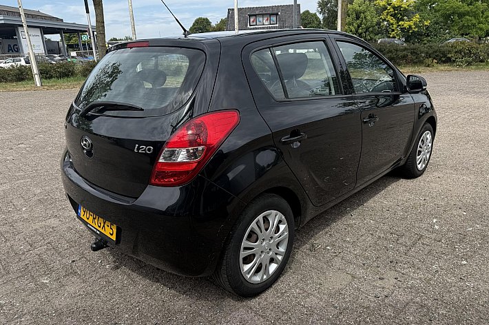 Hyundai i20 1.2i i-Motion AIRCO, TREKHAAK, ELECTR RAMEN EN SPIEGELS, RIJDT PRIMA, SCHAAFPLEKJE LINKS ACHTER, BOEKJES AANWEZIG