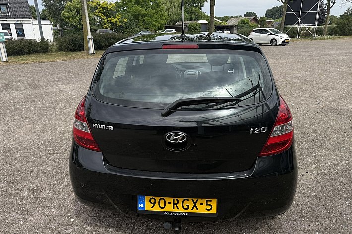 Hyundai i20 1.2i i-Motion AIRCO, TREKHAAK, ELECTR RAMEN EN SPIEGELS, RIJDT PRIMA, SCHAAFPLEKJE LINKS ACHTER, BOEKJES AANWEZIG