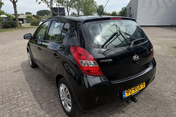 Hyundai i20 1.2i i-Motion AIRCO, TREKHAAK, ELECTR RAMEN EN SPIEGELS, RIJDT PRIMA, SCHAAFPLEKJE LINKS ACHTER, BOEKJES AANWEZIG