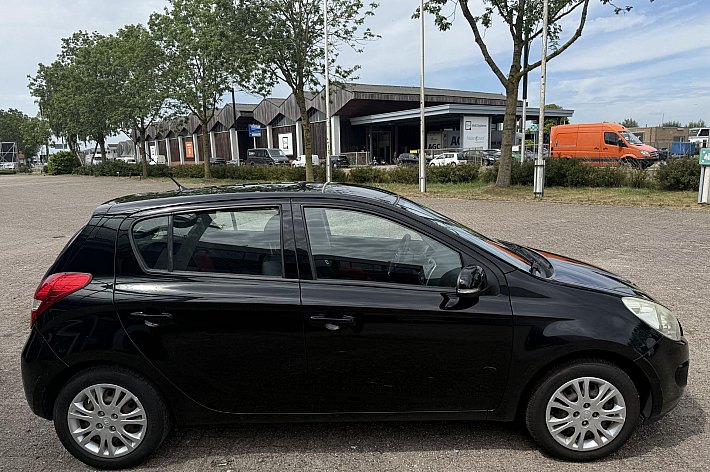 Hyundai i20 1.2i i-Motion AIRCO, TREKHAAK, ELECTR RAMEN EN SPIEGELS, RIJDT PRIMA, SCHAAFPLEKJE LINKS ACHTER, BOEKJES AANWEZIG