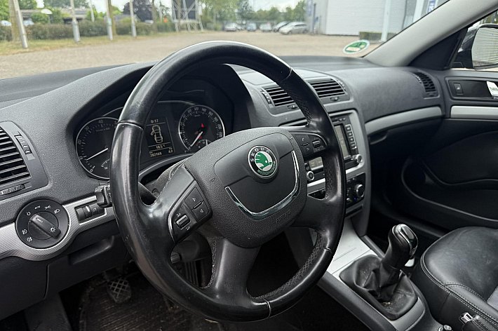 Škoda Octavia Combi 1.2 TSI Elegance Business Line ,  CLIMA, NAVI , 6 BAK, LEDER, CRUISE CONTROLE, 2 KEYS, TREKHAAK, BOEKJES, RIJDT 100%, GEEN STORINGEN.