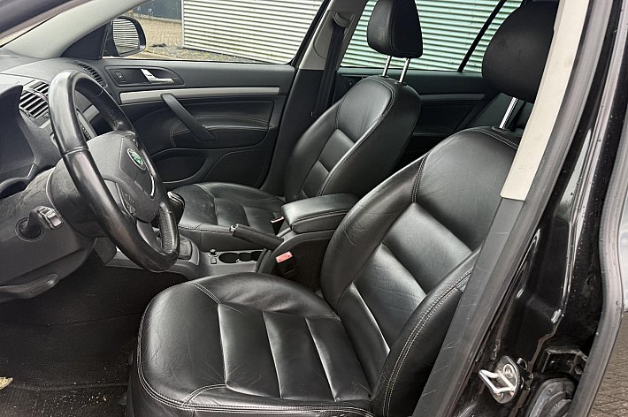 Škoda Octavia Combi 1.2 TSI Elegance Business Line ,  CLIMA, NAVI , 6 BAK, LEDER, CRUISE CONTROLE, 2 KEYS, TREKHAAK, BOEKJES, RIJDT 100%, GEEN STORINGEN.