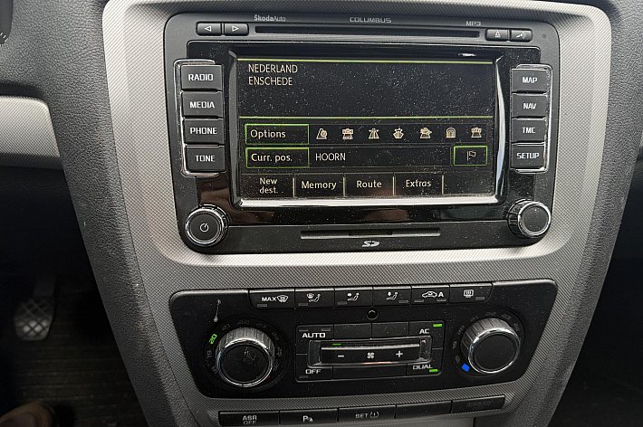 Škoda Octavia Combi 1.2 TSI Elegance Business Line ,  CLIMA, NAVI , 6 BAK, LEDER, CRUISE CONTROLE, 2 KEYS, TREKHAAK, BOEKJES, RIJDT 100%, GEEN STORINGEN.