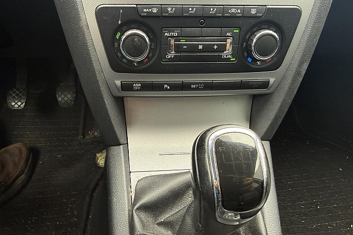 Škoda Octavia Combi 1.2 TSI Elegance Business Line ,  CLIMA, NAVI , 6 BAK, LEDER, CRUISE CONTROLE, 2 KEYS, TREKHAAK, BOEKJES, RIJDT 100%, GEEN STORINGEN.