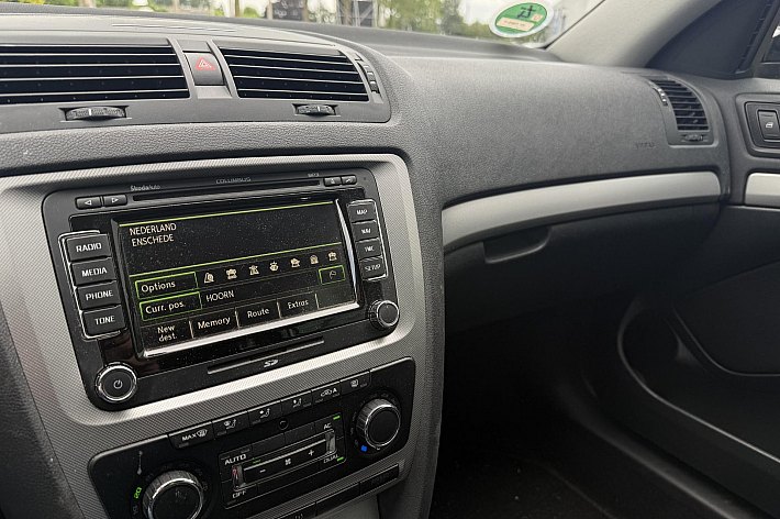 Škoda Octavia Combi 1.2 TSI Elegance Business Line ,  CLIMA, NAVI , 6 BAK, LEDER, CRUISE CONTROLE, 2 KEYS, TREKHAAK, BOEKJES, RIJDT 100%, GEEN STORINGEN.