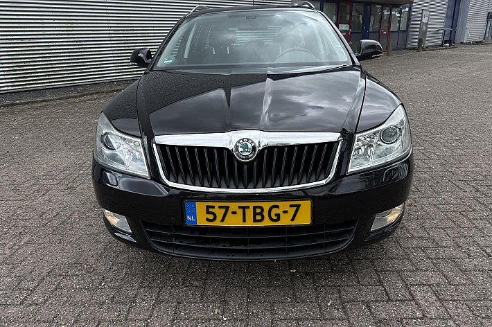 Škoda Octavia Combi 1.2 TSI Elegance Business Line ,  CLIMA, NAVI , 6 BAK, LEDER, CRUISE CONTROLE, 2 KEYS, TREKHAAK, BOEKJES, RIJDT 100%, GEEN STORINGEN.