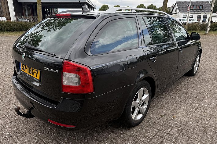Škoda Octavia Combi 1.2 TSI Elegance Business Line ,  CLIMA, NAVI , 6 BAK, LEDER, CRUISE CONTROLE, 2 KEYS, TREKHAAK, BOEKJES, RIJDT 100%, GEEN STORINGEN.