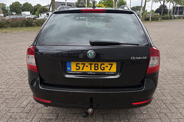 Škoda Octavia Combi 1.2 TSI Elegance Business Line ,  CLIMA, NAVI , 6 BAK, LEDER, CRUISE CONTROLE, 2 KEYS, TREKHAAK, BOEKJES, RIJDT 100%, GEEN STORINGEN.