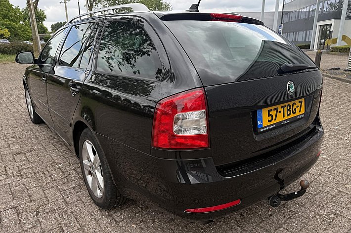 Škoda Octavia Combi 1.2 TSI Elegance Business Line ,  CLIMA, NAVI , 6 BAK, LEDER, CRUISE CONTROLE, 2 KEYS, TREKHAAK, BOEKJES, RIJDT 100%, GEEN STORINGEN.