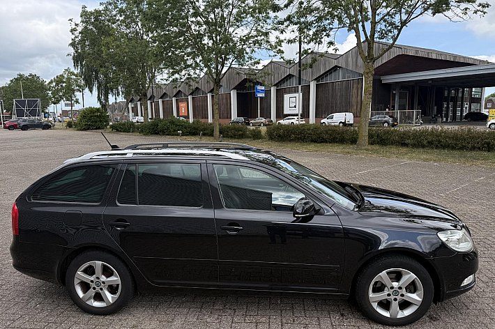 Škoda Octavia Combi 1.2 TSI Elegance Business Line ,  CLIMA, NAVI , 6 BAK, LEDER, CRUISE CONTROLE, 2 KEYS, TREKHAAK, BOEKJES, RIJDT 100%, GEEN STORINGEN.