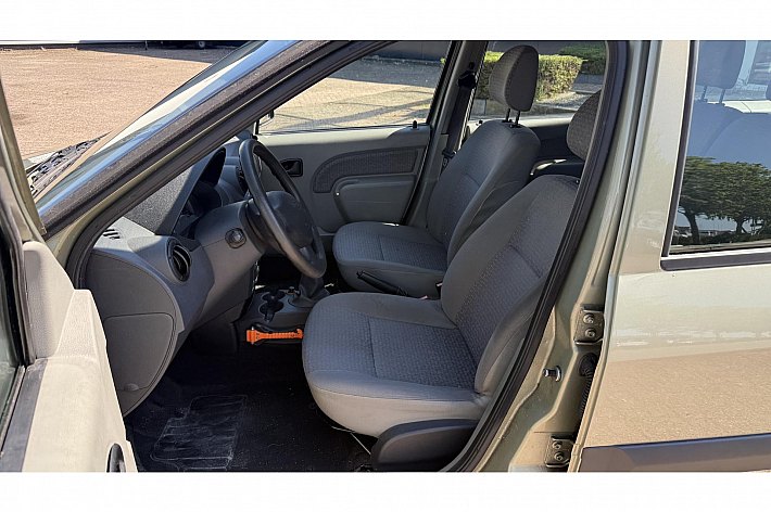 Dacia Logan MCV 1.6-16V Lauréate , AIRCO, TREKHAAK, ELECTR RAMEN VOOR, BOEKJES RIJDT PERFECT, RUIME BETAALBARE GEZINSAUTO