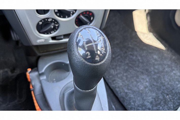 Dacia Logan MCV 1.6-16V Lauréate , AIRCO, TREKHAAK, ELECTR RAMEN VOOR, BOEKJES RIJDT PERFECT, RUIME BETAALBARE GEZINSAUTO