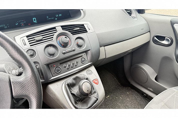 Renault Scénic 1.6-16V Privilège Luxe , AIRCO, ELECTR RAMEN, TREKHAAK, INRUILER ZOMEENEMEN, PROEFRIJDEN EN NAKIJKEN GEEN PROBLEEM, GARANTIE GEEN .