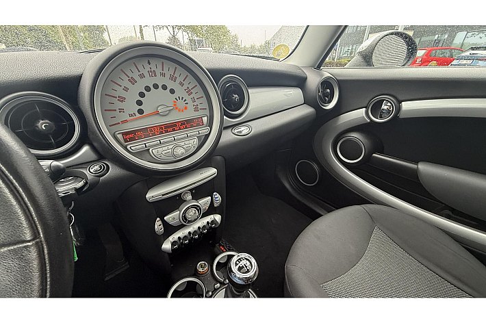 MINI 3-deurs 1.4 One , 92.274 KM !!, DUBBEL PANORAMADAK, AIRCO, ELECTR RAMEN EN SPIEGELS, GOED ONDERHOUDEN BOEKJES EN FACTUREN AANWEZIG, ZGAN BANDEN, 14 JAAR BIJ DE VOORGAANDE EIGENAAR IN BEZIT GEWEEST