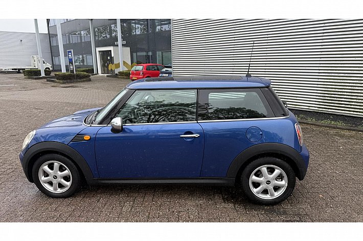 MINI 3-deurs 1.4 One , 92.274 KM !!, DUBBEL PANORAMADAK, AIRCO, ELECTR RAMEN EN SPIEGELS, GOED ONDERHOUDEN BOEKJES EN FACTUREN AANWEZIG, ZGAN BANDEN, 14 JAAR BIJ DE VOORGAANDE EIGENAAR IN BEZIT GEWEEST