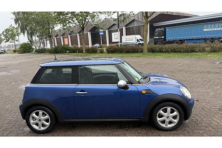 MINI 3-deurs 1.4 One , 92.274 KM !!, DUBBEL PANORAMADAK, AIRCO, ELECTR RAMEN EN SPIEGELS, GOED ONDERHOUDEN BOEKJES EN FACTUREN AANWEZIG, ZGAN BANDEN, 14 JAAR BIJ DE VOORGAANDE EIGENAAR IN BEZIT GEWEEST
