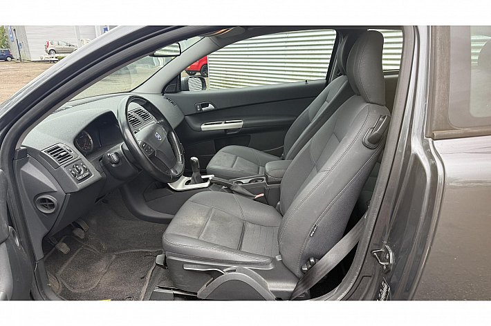 Volvo C30 2.0 Momentum , AIRCO, CRUISE, 155.176 NAP, BOEKJES AANWEZIG, GOED ONDERHOUDEN, OPTISCH WAT BESCHADIGD, REMSCHIJVEN VOORZIJDE BEETJE KROM, MEENEEMPRIJS VOOR DEZE UNIEKE EN SNELLE C30, VOOR DE LIEFHEBBER MET UNIEK LAGE KM STAND !!!