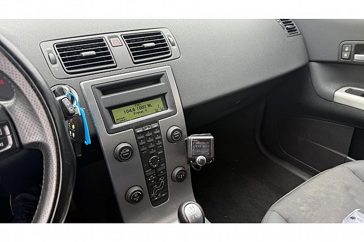 Volvo C30 2.0 Momentum , AIRCO, CRUISE, 155.176 NAP, BOEKJES AANWEZIG, GOED ONDERHOUDEN, OPTISCH WAT BESCHADIGD, REMSCHIJVEN VOORZIJDE BEETJE KROM, MEENEEMPRIJS VOOR DEZE UNIEKE EN SNELLE C30, VOOR DE LIEFHEBBER MET UNIEK LAGE KM STAND !!!