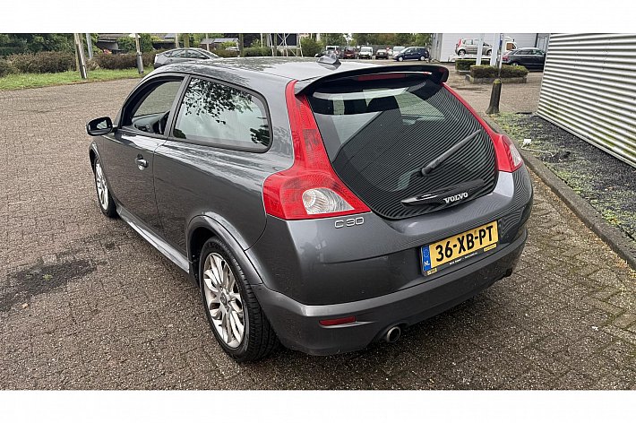 Volvo C30 2.0 Momentum , AIRCO, CRUISE, 155.176 NAP, BOEKJES AANWEZIG, GOED ONDERHOUDEN, OPTISCH WAT BESCHADIGD, REMSCHIJVEN VOORZIJDE BEETJE KROM, MEENEEMPRIJS VOOR DEZE UNIEKE EN SNELLE C30, VOOR DE LIEFHEBBER MET UNIEK LAGE KM STAND !!!