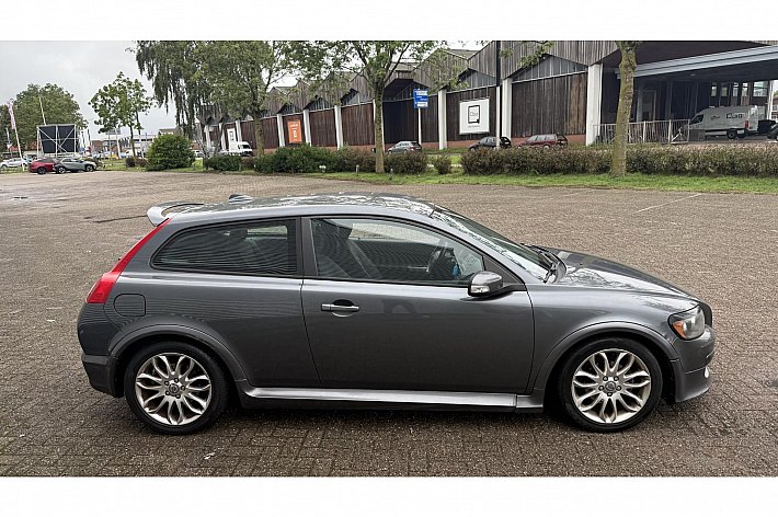 Volvo C30 2.0 Momentum , AIRCO, CRUISE, 155.176 NAP, BOEKJES AANWEZIG, GOED ONDERHOUDEN, OPTISCH WAT BESCHADIGD, REMSCHIJVEN VOORZIJDE BEETJE KROM, MEENEEMPRIJS VOOR DEZE UNIEKE EN SNELLE C30, VOOR DE LIEFHEBBER MET UNIEK LAGE KM STAND !!!