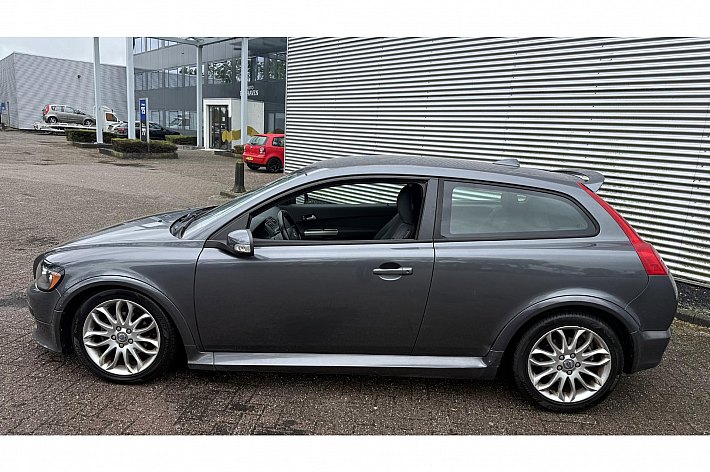 Volvo C30 2.0 Momentum , AIRCO, CRUISE, 155.176 NAP, BOEKJES AANWEZIG, GOED ONDERHOUDEN, OPTISCH WAT BESCHADIGD, REMSCHIJVEN VOORZIJDE BEETJE KROM, MEENEEMPRIJS VOOR DEZE UNIEKE EN SNELLE C30, VOOR DE LIEFHEBBER MET UNIEK LAGE KM STAND !!!
