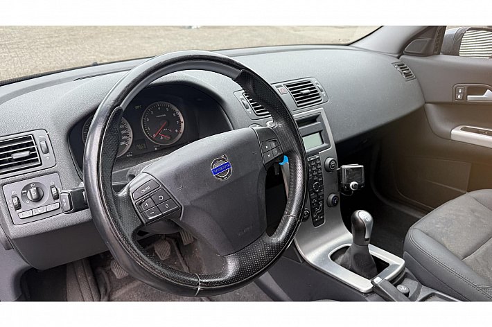 Volvo C30 2.0 Momentum , AIRCO, CRUISE, 155.176 NAP, BOEKJES AANWEZIG, GOED ONDERHOUDEN, OPTISCH WAT BESCHADIGD, REMSCHIJVEN VOORZIJDE BEETJE KROM, MEENEEMPRIJS VOOR DEZE UNIEKE EN SNELLE C30, VOOR DE LIEFHEBBER MET UNIEK LAGE KM STAND !!!