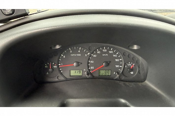 Ford Transit 300S 2.4TDdi , EXPORT, AUTOMAAT, 137.380 KM, HOGE UITVOERING, ROLSTOELLIFT, ELECTR VERSTELBARE STOEL, SCHUIFDEUR, OOK IDEAAL VOOR OMBOUW CAMPER, BIJ EXPORT BLIJFT LIFT ER IN, VOOR IN NL GAAT HIJ ER UIT !!!RIJDT EN SCHAKELT 100%