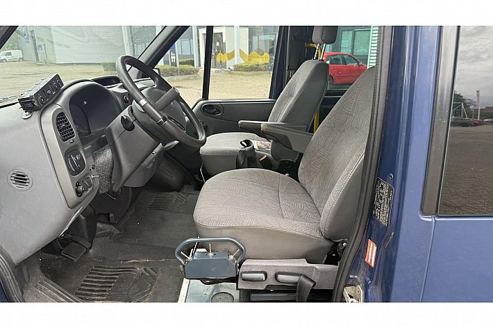 Ford Transit 300S 2.4TDdi , EXPORT, AUTOMAAT, 137.380 KM, HOGE UITVOERING, ROLSTOELLIFT, ELECTR VERSTELBARE STOEL, SCHUIFDEUR, OOK IDEAAL VOOR OMBOUW CAMPER, BIJ EXPORT BLIJFT LIFT ER IN, VOOR IN NL GAAT HIJ ER UIT !!!RIJDT EN SCHAKELT 100%