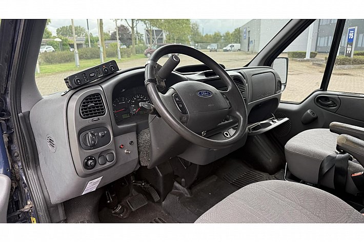 Ford Transit 300S 2.4TDdi , EXPORT, AUTOMAAT, 137.380 KM, HOGE UITVOERING, ROLSTOELLIFT, ELECTR VERSTELBARE STOEL, SCHUIFDEUR, OOK IDEAAL VOOR OMBOUW CAMPER, BIJ EXPORT BLIJFT LIFT ER IN, VOOR IN NL GAAT HIJ ER UIT !!!RIJDT EN SCHAKELT 100%