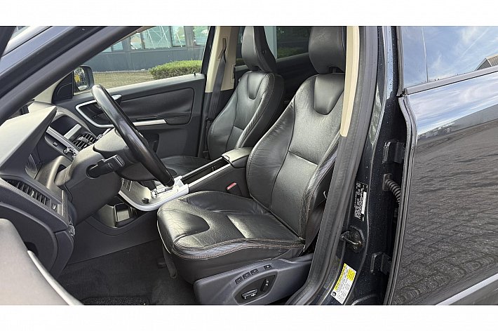 Volvo XC60 3.2 AWD R-Design , 4WD, AIRCO, AUTOMAAT, UNIEK LEDEREN INTERIEUR, , PANODAK, TREKHAAK, CRUISE CONTROLE, BOEKJES KEURIG ONDERHOUDEN,