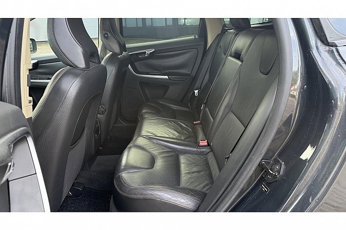 Volvo XC60 3.2 AWD R-Design , 4WD, AIRCO, AUTOMAAT, UNIEK LEDEREN INTERIEUR, , PANODAK, TREKHAAK, CRUISE CONTROLE, BOEKJES KEURIG ONDERHOUDEN,