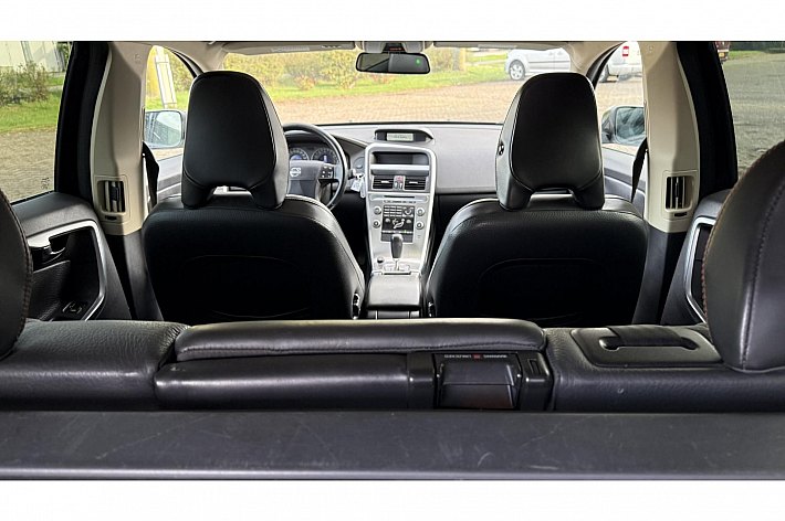 Volvo XC60 3.2 AWD R-Design , 4WD, AIRCO, AUTOMAAT, UNIEK LEDEREN INTERIEUR, , PANODAK, TREKHAAK, CRUISE CONTROLE, BOEKJES KEURIG ONDERHOUDEN,