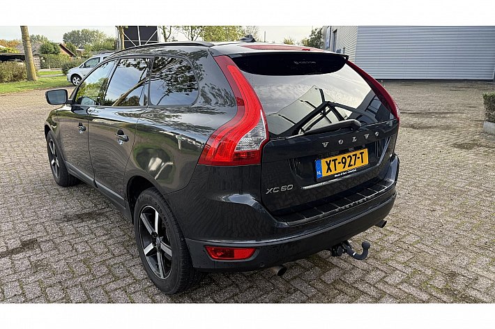 Volvo XC60 3.2 AWD R-Design , 4WD, AIRCO, AUTOMAAT, UNIEK LEDEREN INTERIEUR, , PANODAK, TREKHAAK, CRUISE CONTROLE, BOEKJES KEURIG ONDERHOUDEN,