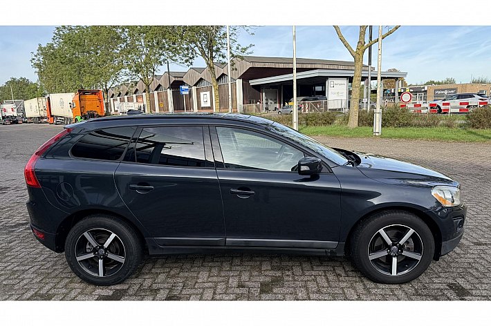 Volvo XC60 3.2 AWD R-Design , 4WD, AIRCO, AUTOMAAT, UNIEK LEDEREN INTERIEUR, , PANODAK, TREKHAAK, CRUISE CONTROLE, BOEKJES KEURIG ONDERHOUDEN,