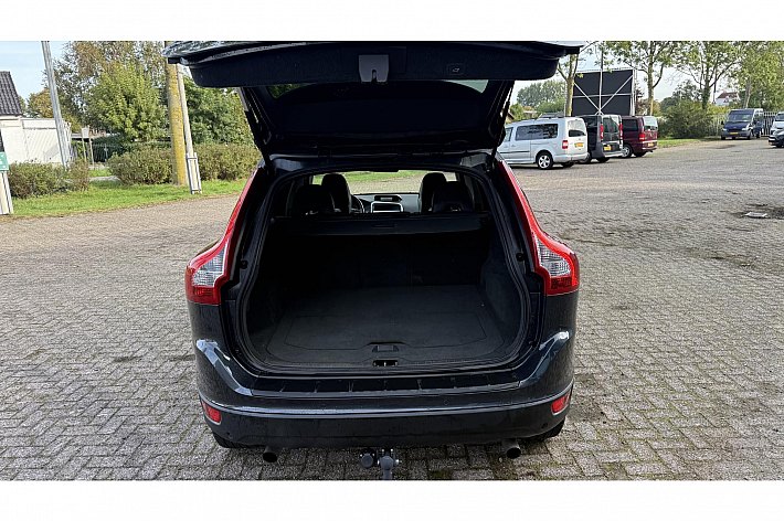 Volvo XC60 3.2 AWD R-Design , 4WD, AIRCO, AUTOMAAT, UNIEK LEDEREN INTERIEUR, , PANODAK, TREKHAAK, CRUISE CONTROLE, BOEKJES KEURIG ONDERHOUDEN,