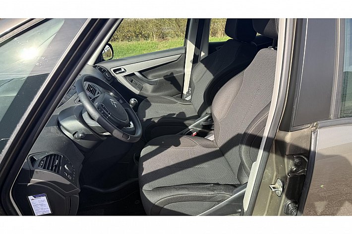 Citroën C4 Picasso 1.6 VTi Attraction , 119.102 KM NAP, AIRCO, DEALER ONDERHOUDEN, TREKHAAK, BOEKJES, RUIME GEZINSAUTO, AUTO HEEFT DIVERSE LAK SCHAAFPLEKJES, RIJDT HIJ NIET MINDER OM, MAAR IS DAAR DOOR WEL SCHERP GEPRIJSD !!!