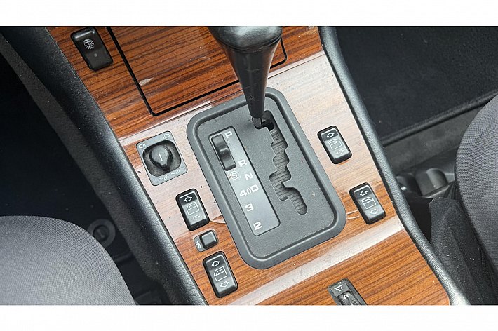 Mercedes-Benz S-Klasse 300 SE , S320, 3.2, AUTOMAAT, CLIMA. ELECTR VOORSTOELEN, SPIEGELS EN RAMEN, STOELVERWARMING, DUBBEL GLAS, CRUISE CONTROLE, ETC, DE KATHEDRAAL IS EEN VAN DE BEST GEBOUWDE MERCEDESSEN OOIT, BLIJVEND YOUNGTIMER!!
