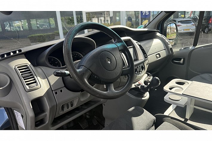 Renault Trafic 2.5 dCi T27 L1H1 , AIRCO, CRUISE, NAVI, APPLE CARPLAY, DUBBEL CABINE, TREKHAAK, ZEER NETTE EN GOED RIJDENDE AUTO, DEALERONDERHOUDEN, MET DE STERKE 2.5 MOTOR