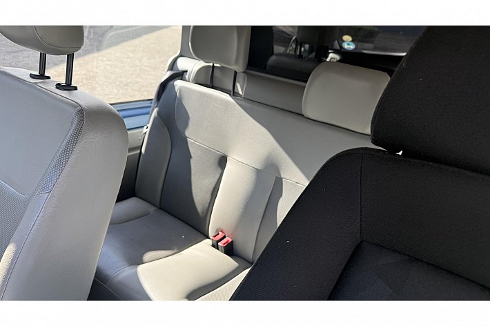 Renault Trafic 2.5 dCi T27 L1H1 , AIRCO, CRUISE, NAVI, APPLE CARPLAY, DUBBEL CABINE, TREKHAAK, ZEER NETTE EN GOED RIJDENDE AUTO, DEALERONDERHOUDEN, MET DE STERKE 2.5 MOTOR