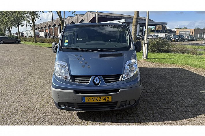 Renault Trafic 2.5 dCi T27 L1H1 , AIRCO, CRUISE, NAVI, APPLE CARPLAY, DUBBEL CABINE, TREKHAAK, ZEER NETTE EN GOED RIJDENDE AUTO, DEALERONDERHOUDEN, MET DE STERKE 2.5 MOTOR