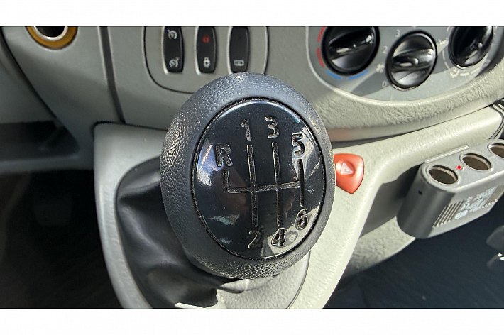 Renault Trafic 2.5 dCi T27 L1H1 , AIRCO, CRUISE, NAVI, APPLE CARPLAY, DUBBEL CABINE, TREKHAAK, ZEER NETTE EN GOED RIJDENDE AUTO, DEALERONDERHOUDEN, MET DE STERKE 2.5 MOTOR