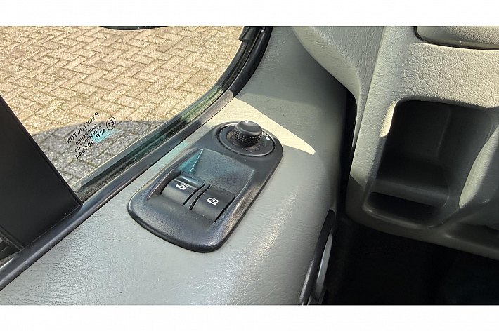 Renault Trafic 2.5 dCi T27 L1H1 , AIRCO, CRUISE, NAVI, APPLE CARPLAY, DUBBEL CABINE, TREKHAAK, ZEER NETTE EN GOED RIJDENDE AUTO, DEALERONDERHOUDEN, MET DE STERKE 2.5 MOTOR