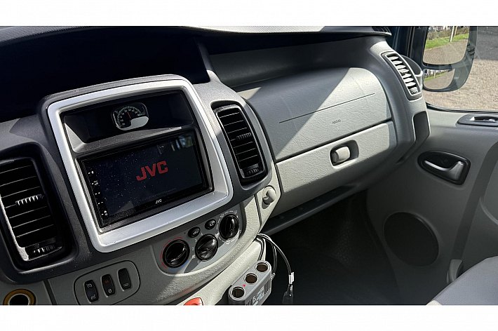 Renault Trafic 2.5 dCi T27 L1H1 , AIRCO, CRUISE, NAVI, APPLE CARPLAY, DUBBEL CABINE, TREKHAAK, ZEER NETTE EN GOED RIJDENDE AUTO, DEALERONDERHOUDEN, MET DE STERKE 2.5 MOTOR