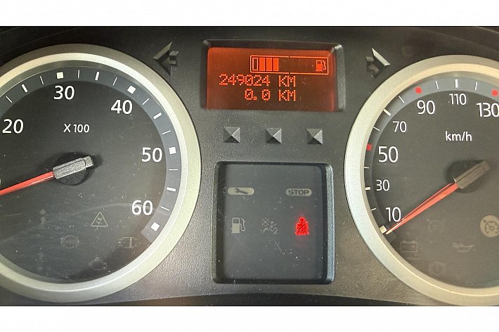 Renault Trafic 2.5 dCi T27 L1H1 , AIRCO, CRUISE, NAVI, APPLE CARPLAY, DUBBEL CABINE, TREKHAAK, ZEER NETTE EN GOED RIJDENDE AUTO, DEALERONDERHOUDEN, MET DE STERKE 2.5 MOTOR