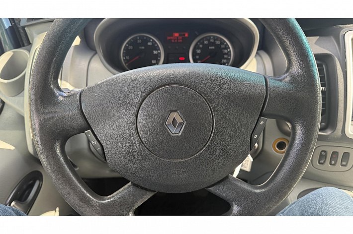 Renault Trafic 2.5 dCi T27 L1H1 , AIRCO, CRUISE, NAVI, APPLE CARPLAY, DUBBEL CABINE, TREKHAAK, ZEER NETTE EN GOED RIJDENDE AUTO, DEALERONDERHOUDEN, MET DE STERKE 2.5 MOTOR