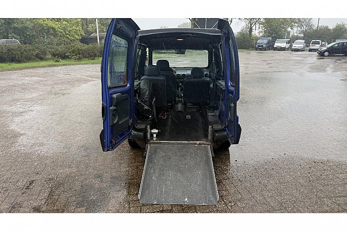 Renault Kangoo 1.4 RT MET INRIJPLAAT, IDEAAL VOOR ZZP-ER OF SCOOTERVERVOER, EX JNVALIDE, DISTRIBUTIE VERVANGEN OP 151.000, BOEKJES AANWEZIG, GEEN NIEUWE AUTO, MAAR WEL TECHNISCH GOED….