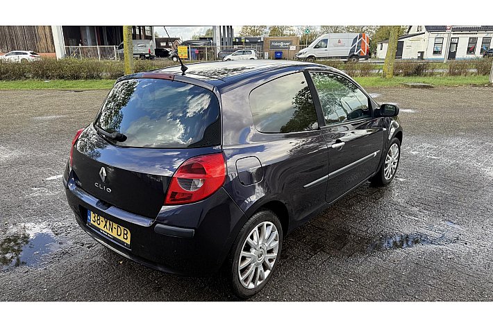 Renault Clio 2.0-16V Dynamique S , AUTOMAAT, FLIPPERS, AIRCO, DEALERONDERHOUDEN, UNIEK EN ZELDZAAM DEZE UITVOERING, RIJDT EN SCHAKELT BOTERZACHT, BOEKJES AANWEZIG, NIEUWE APK BIJ AFLEVERING