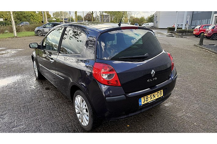 Renault Clio 2.0-16V Dynamique S , AUTOMAAT, FLIPPERS, AIRCO, DEALERONDERHOUDEN, UNIEK EN ZELDZAAM DEZE UITVOERING, RIJDT EN SCHAKELT BOTERZACHT, BOEKJES AANWEZIG, NIEUWE APK BIJ AFLEVERING